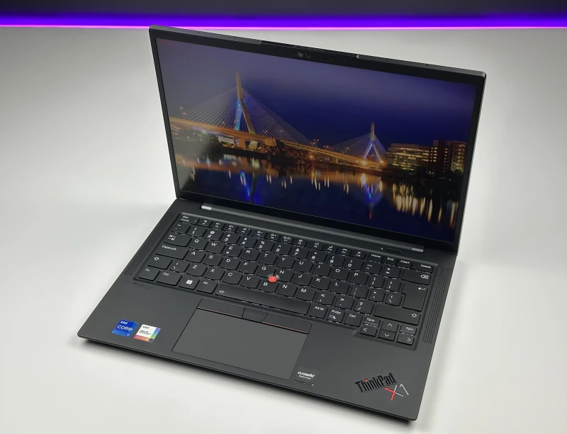 Lenovo ThinkPad X1 Carbon Gen 10 z i7-1260P, 16GB RAM i ekranem 14" FHD+. Smukła konstrukcja z 2x Thunderbolt 4 i czytnikiem linii papilarnych.