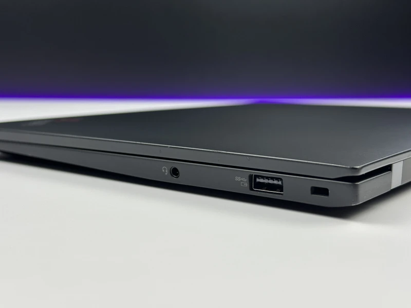 Lenovo ThinkPad X1 Carbon Gen 10 z i7-1260P, 16GB RAM i ekranem 14" FHD+. Smukła konstrukcja z 2x Thunderbolt 4 i czytnikiem linii papilarnych.