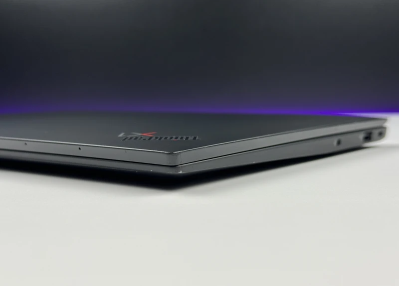 Lenovo ThinkPad X1 Carbon Gen 10 z i7-1260P, 16GB RAM i ekranem 14" FHD+. Smukła konstrukcja z 2x Thunderbolt 4 i czytnikiem linii papilarnych.