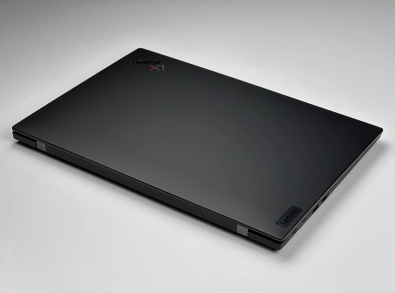 Lenovo ThinkPad X1 Carbon Gen 10 z i7-1260P, 16GB RAM i ekranem 14" FHD+. Smukła konstrukcja z 2x Thunderbolt 4 i czytnikiem linii papilarnych.