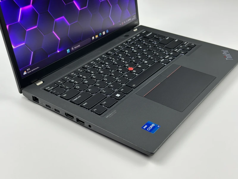 Lenovo ThinkPad P14s Gen 3 z procesorem i7-1260P, ekranem 14" i NVIDIA T550. Mobilna stacja robocza z klawiaturą US i modemem LTE.