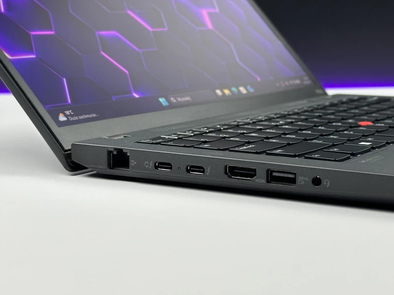 Lenovo ThinkPad P14s Gen 3 z procesorem i7-1260P, ekranem 14" i NVIDIA T550. Mobilna stacja robocza z klawiaturą US i modemem LTE.