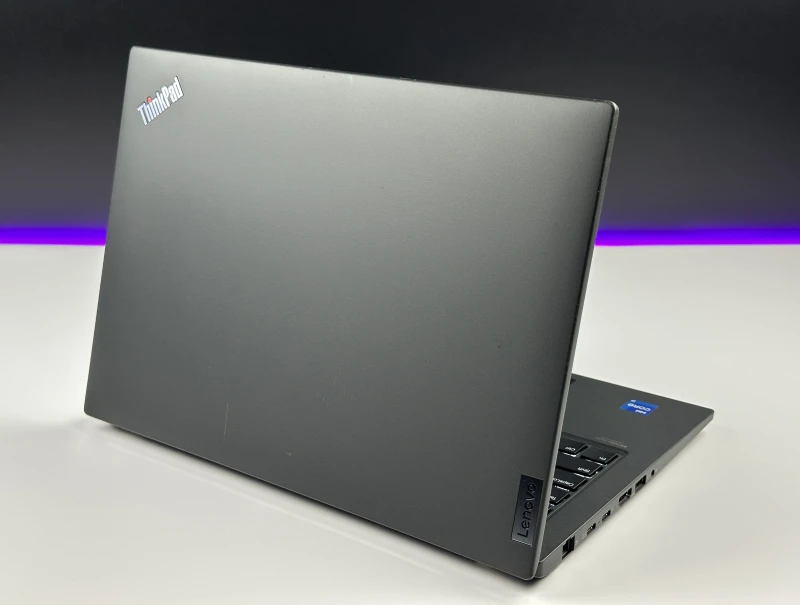 Lenovo ThinkPad P14s Gen 3 z procesorem i7-1260P, ekranem 14" i NVIDIA T550. Mobilna stacja robocza z klawiaturą US i modemem LTE.
