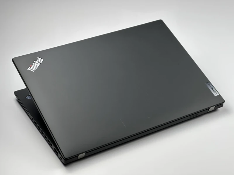 Lenovo ThinkPad P14s Gen 3 z procesorem i7-1260P, ekranem 14" i NVIDIA T550. Mobilna stacja robocza z klawiaturą US i modemem LTE.
