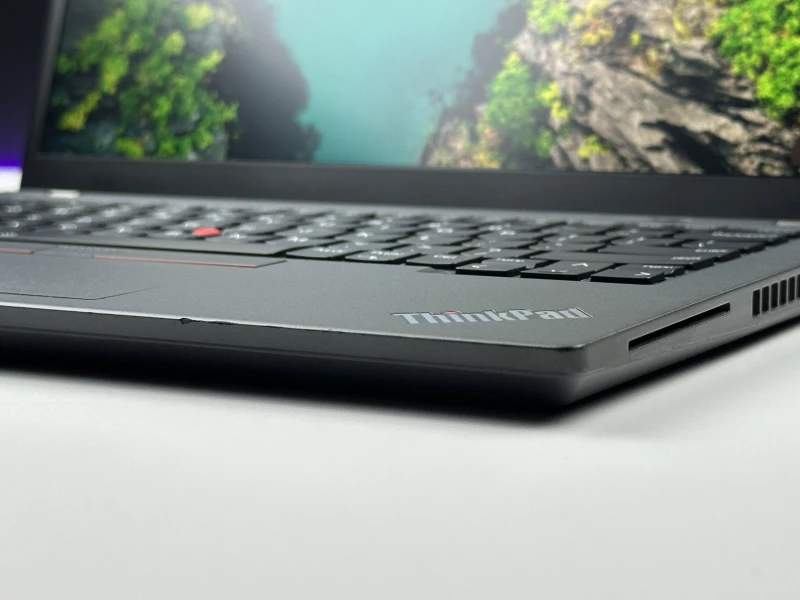 Lenovo ThinkPad P14s Gen 3 z procesorem i7-1260P, ekranem 14" i NVIDIA T550. Mobilna stacja robocza z klawiaturą US i modemem LTE.