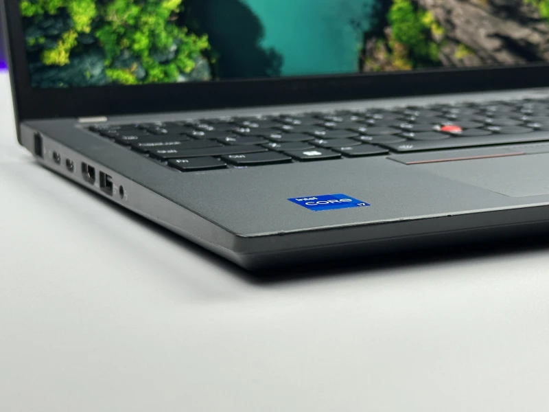 Lenovo ThinkPad P14s Gen 3 z procesorem i7-1260P, ekranem 14" i NVIDIA T550. Mobilna stacja robocza z klawiaturą US i modemem LTE.