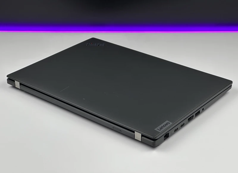 Lenovo ThinkPad P14s Gen 3 z procesorem i7-1260P, ekranem 14" i NVIDIA T550. Mobilna stacja robocza z klawiaturą US i modemem LTE.