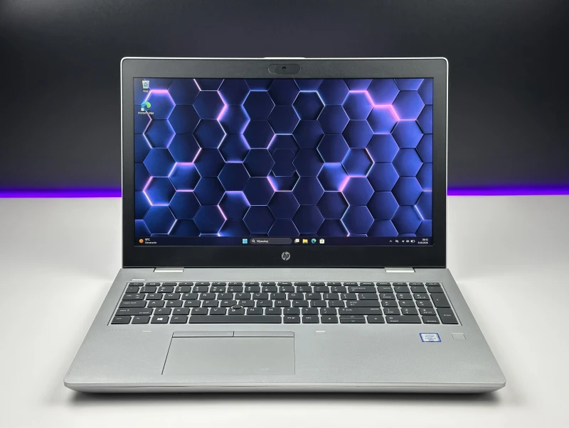 HP ProBook 650 G5 z procesorem i5-8365U, ekranem 15.6" FHD i Intel UHD Graphics 620. Laptop biznesowy z klawiaturą US i złączem USB-C.