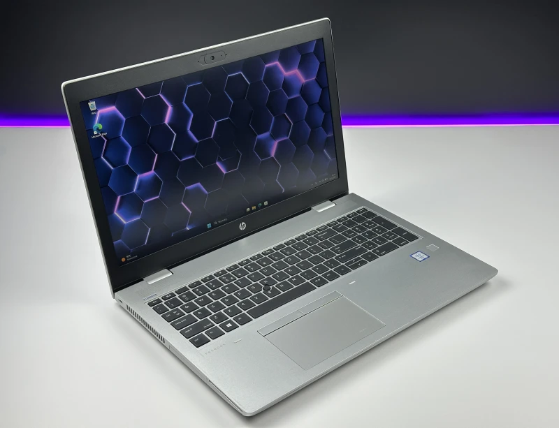 HP ProBook 650 G5 z procesorem i5-8365U, ekranem 15.6" FHD i Intel UHD Graphics 620. Laptop biznesowy z klawiaturą US i złączem USB-C.