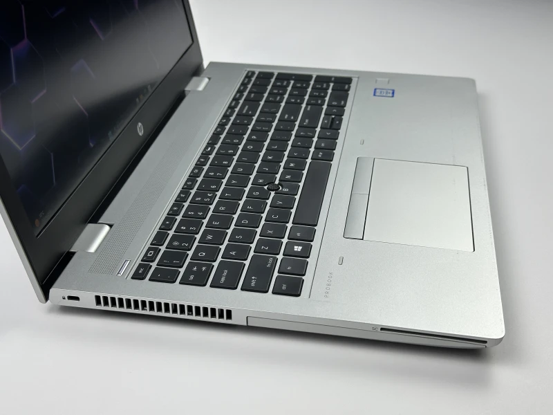 HP ProBook 650 G5 z procesorem i5-8365U, ekranem 15.6" FHD i Intel UHD Graphics 620. Laptop biznesowy z klawiaturą US i złączem USB-C.