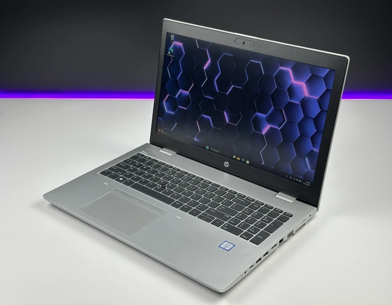 HP ProBook 650 G5 z procesorem i5-8365U, ekranem 15.6" FHD i Intel UHD Graphics 620. Laptop biznesowy z klawiaturą US i złączem USB-C.