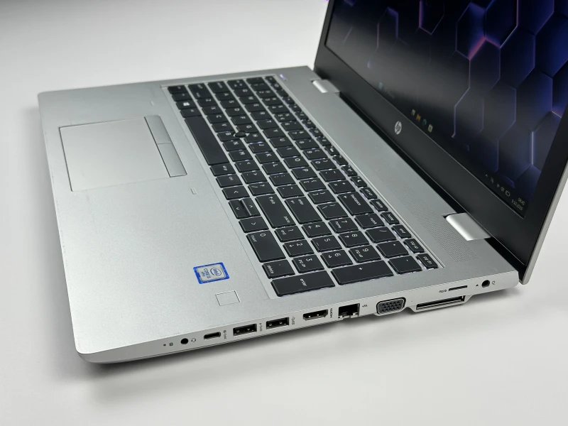 HP ProBook 650 G5 z procesorem i5-8365U, ekranem 15.6" FHD i Intel UHD Graphics 620. Laptop biznesowy z klawiaturą US i złączem USB-C.