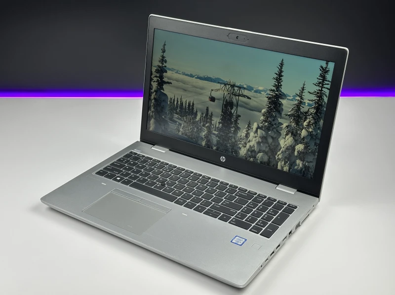 HP ProBook 650 G5 z procesorem i5-8365U, ekranem 15.6" FHD i Intel UHD Graphics 620. Laptop biznesowy z klawiaturą US i złączem USB-C.