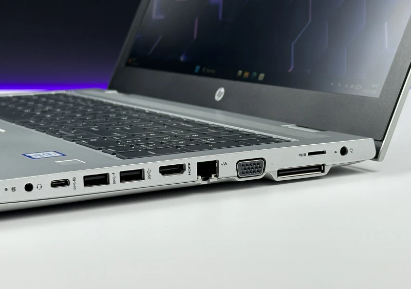 HP ProBook 650 G5 z procesorem i5-8365U, ekranem 15.6" FHD i Intel UHD Graphics 620. Laptop biznesowy z klawiaturą US i złączem USB-C.