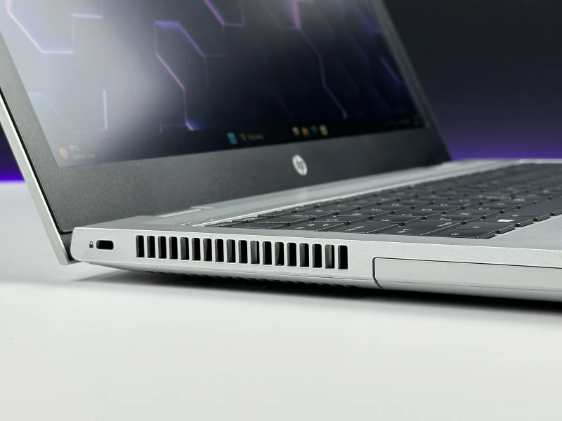 HP ProBook 650 G5 z procesorem i5-8365U, ekranem 15.6" FHD i Intel UHD Graphics 620. Laptop biznesowy z klawiaturą US i złączem USB-C.