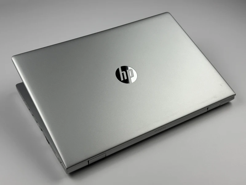 HP ProBook 650 G5 z procesorem i5-8365U, ekranem 15.6" FHD i Intel UHD Graphics 620. Laptop biznesowy z klawiaturą US i złączem USB-C.