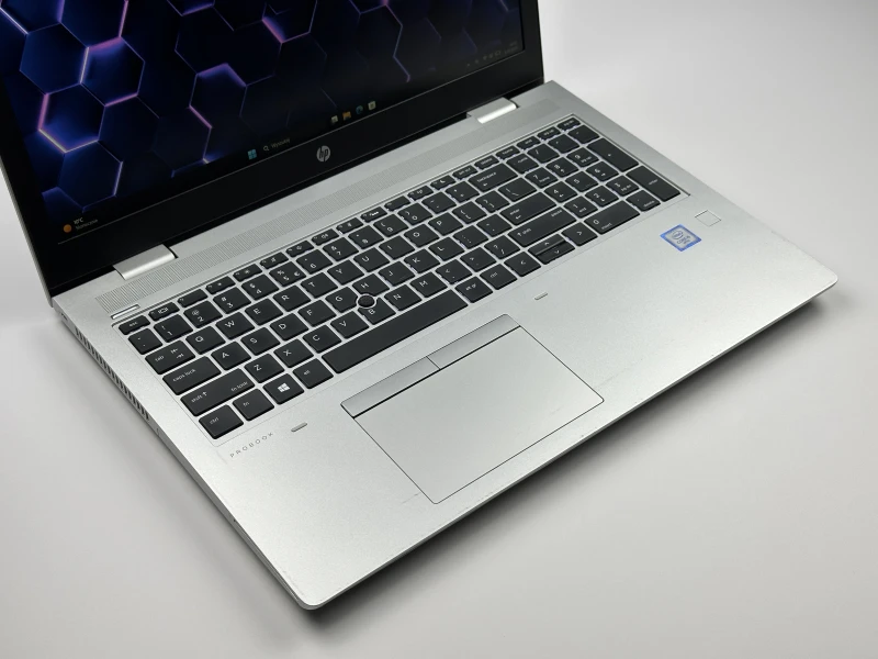 HP ProBook 650 G5 z procesorem i5-8365U, ekranem 15.6" FHD i Intel UHD Graphics 620. Laptop biznesowy z klawiaturą US i złączem USB-C.