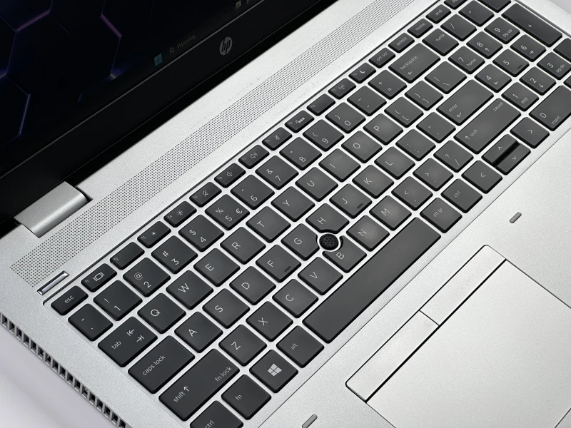 HP ProBook 650 G5 z procesorem i5-8365U, ekranem 15.6" FHD i Intel UHD Graphics 620. Laptop biznesowy z klawiaturą US i złączem USB-C.