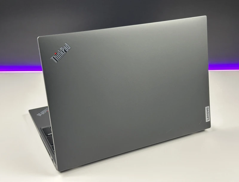 Lenovo ThinkPad T16 Gen 1 z procesorem i5-1235U i ekranem 16" FHD+. Laptop biznesowy z klawiaturą US, formatem 16:10 i złączami Thunderbolt 4.
