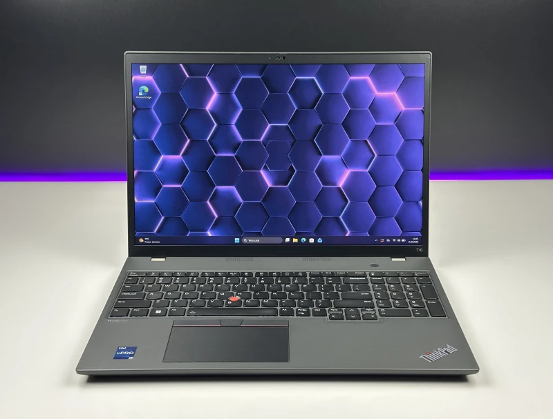 Lenovo ThinkPad T16 Gen 1 z i7-1270P i ekranem 16” FHD+. Wydajny laptop biznesowy z dużą przestrzenią roboczą do pracy i multitaskingu.