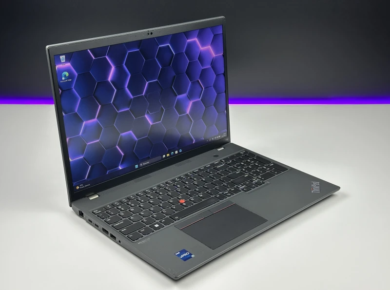 Lenovo ThinkPad T16 Gen 1 z i7-1270P i ekranem 16” FHD+. Wydajny laptop biznesowy z dużą przestrzenią roboczą do pracy i multitaskingu.