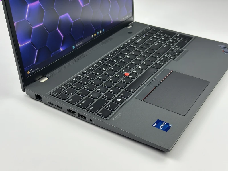 Lenovo ThinkPad T16 Gen 1 z i7-1270P i ekranem 16” FHD+. Wydajny laptop biznesowy z dużą przestrzenią roboczą do pracy i multitaskingu.