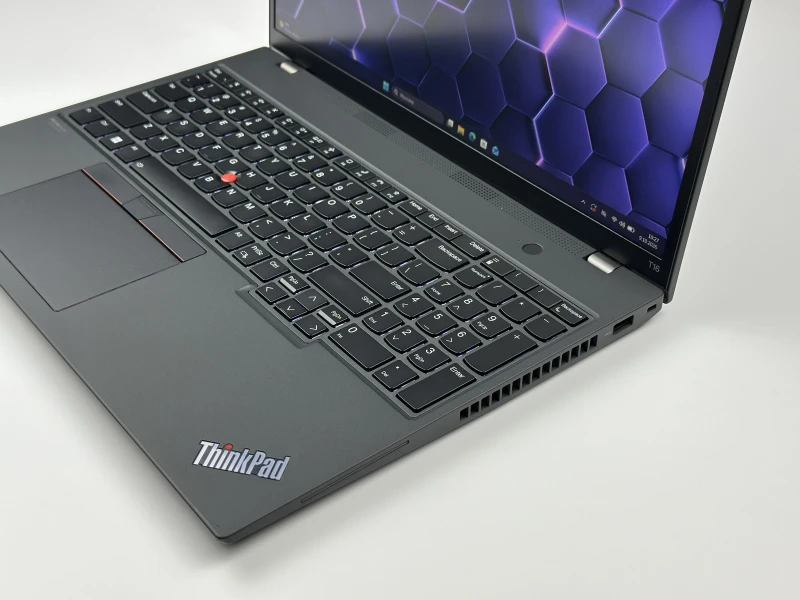 Lenovo ThinkPad T16 Gen 1 z i7-1270P i ekranem 16” FHD+. Wydajny laptop biznesowy z dużą przestrzenią roboczą do pracy i multitaskingu.