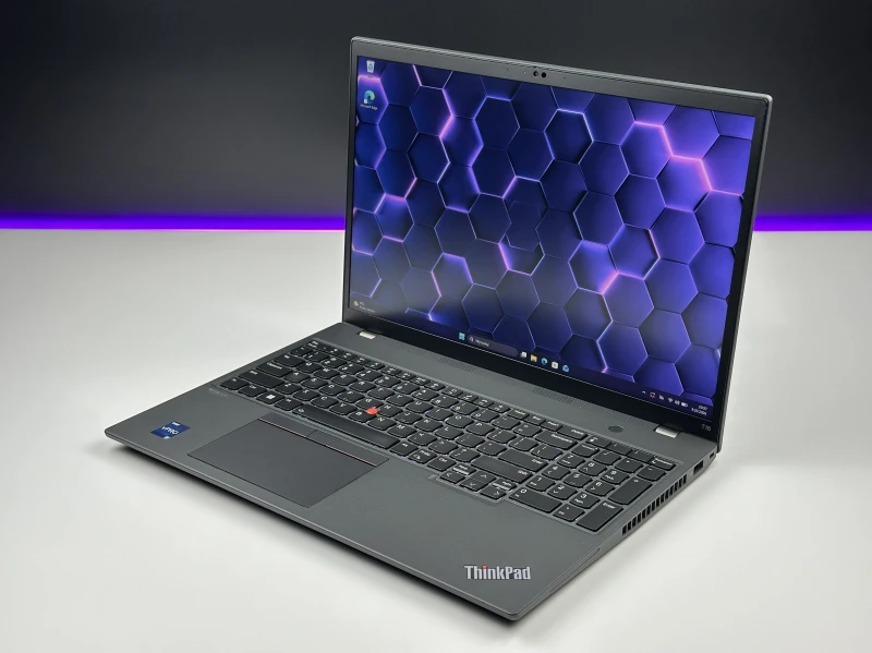 Lenovo ThinkPad T16 Gen 1 z i7-1270P i ekranem 16” FHD+. Wydajny laptop biznesowy z dużą przestrzenią roboczą do pracy i multitaskingu.
