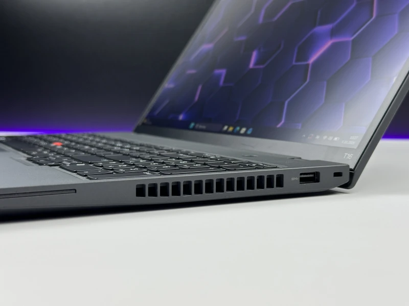 Lenovo ThinkPad T16 Gen 1 z i7-1270P i ekranem 16” FHD+. Wydajny laptop biznesowy z dużą przestrzenią roboczą do pracy i multitaskingu.