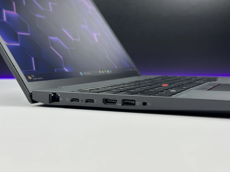 Lenovo ThinkPad T16 Gen 1 z i7-1270P i ekranem 16” FHD+. Wydajny laptop biznesowy z dużą przestrzenią roboczą do pracy i multitaskingu.