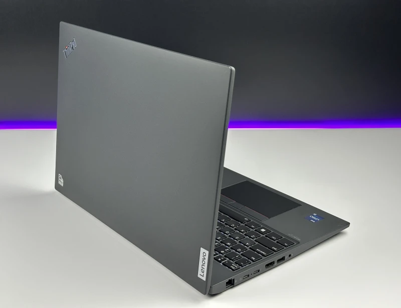 Lenovo ThinkPad T16 Gen 1 z i7-1270P i ekranem 16” FHD+. Wydajny laptop biznesowy z dużą przestrzenią roboczą do pracy i multitaskingu.