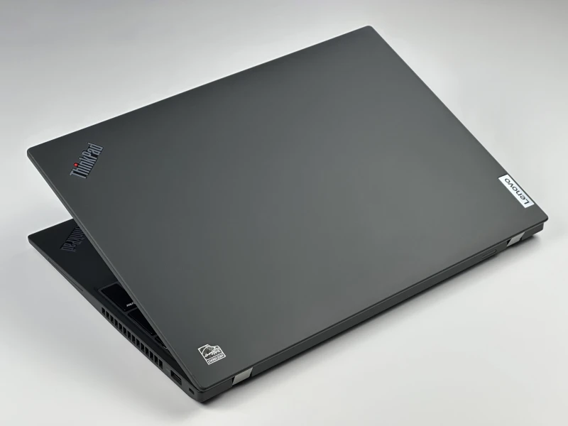 Lenovo ThinkPad T16 Gen 1 z i7-1270P i ekranem 16” FHD+. Wydajny laptop biznesowy z dużą przestrzenią roboczą do pracy i multitaskingu.