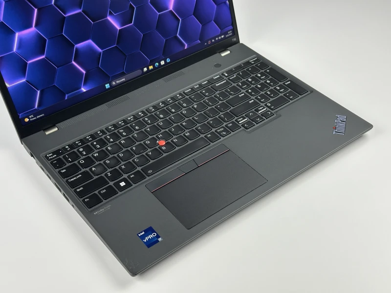 Lenovo ThinkPad T16 Gen 1 z i7-1270P i ekranem 16” FHD+. Wydajny laptop biznesowy z dużą przestrzenią roboczą do pracy i multitaskingu.