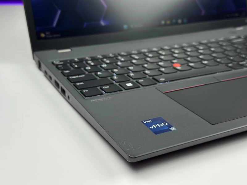 Lenovo ThinkPad T16 Gen 1 z i7-1270P i ekranem 16” FHD+. Wydajny laptop biznesowy z dużą przestrzenią roboczą do pracy i multitaskingu.
