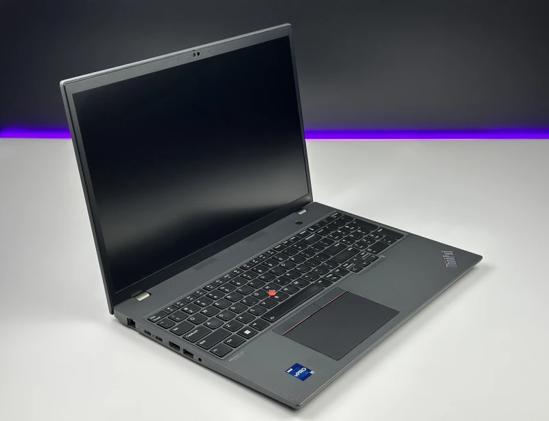 Lenovo ThinkPad T16 Gen 1 z i7-1270P i ekranem 16” FHD+. Wydajny laptop biznesowy z dużą przestrzenią roboczą do pracy i multitaskingu.