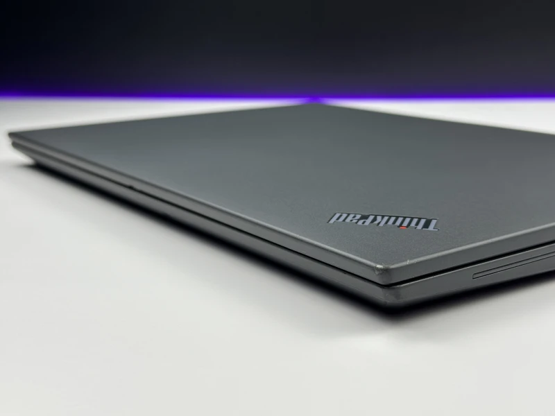 Lenovo ThinkPad T16 Gen 1 z i7-1270P i ekranem 16” FHD+. Wydajny laptop biznesowy z dużą przestrzenią roboczą do pracy i multitaskingu.
