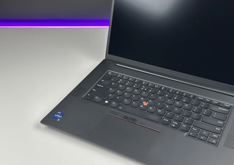 Lenovo ThinkPad P1 Gen 6 i9-13900H, RTX 2000 Ada, 16" FHD+, DDR5 – mobilna stacja robocza z Wi-Fi 6E i klawiaturą US do pracy profesjonalnej.