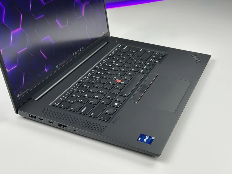 Lenovo ThinkPad P1 Gen 6 i9-13900H, RTX 2000 Ada, 16" FHD+, DDR5 – mobilna stacja robocza z Wi-Fi 6E i klawiaturą US do pracy profesjonalnej.