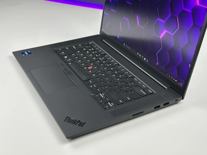Lenovo ThinkPad P1 Gen 6 i9-13900H, RTX 2000 Ada, 16" FHD+, DDR5 – mobilna stacja robocza z Wi-Fi 6E i klawiaturą US do pracy profesjonalnej.