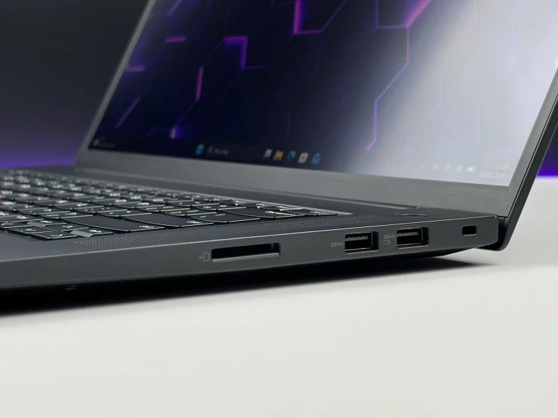 Lenovo ThinkPad P1 Gen 6 i9-13900H, RTX 2000 Ada, 16" FHD+, DDR5 – mobilna stacja robocza z Wi-Fi 6E i klawiaturą US do pracy profesjonalnej.