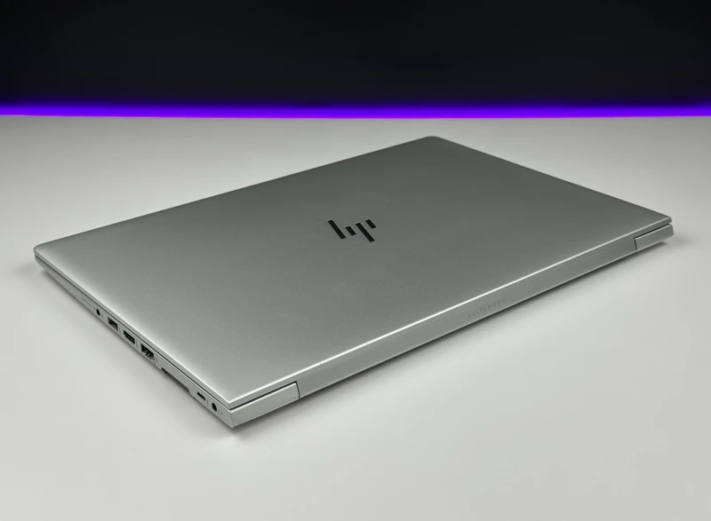 HP EliteBook 850 G5 z procesorem i7-8650U, ekranem 15.6" FHD i Intel UHD Graphics 620. Biznesowy laptop z aluminiową obudową.