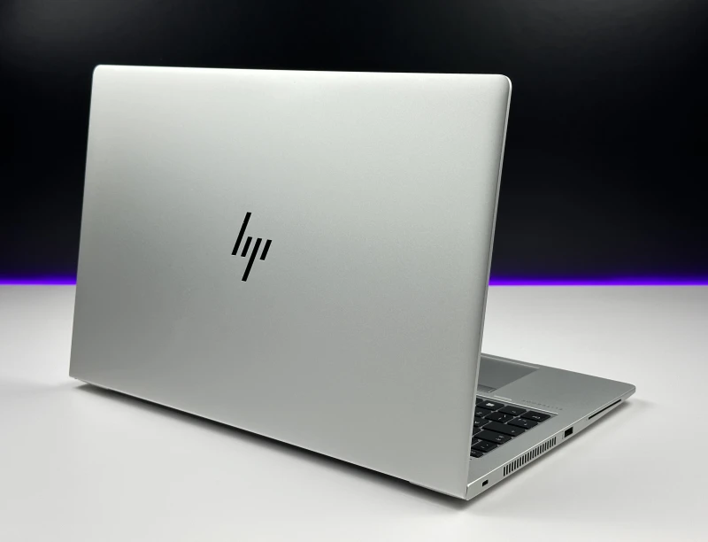HP EliteBook 850 G5 z procesorem i7-8650U, ekranem 15.6" FHD i Intel UHD Graphics 620. Biznesowy laptop z aluminiową obudową.