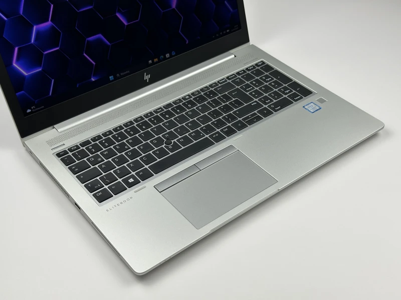 HP EliteBook 850 G5 z procesorem i7-8650U, ekranem 15.6" FHD i Intel UHD Graphics 620. Biznesowy laptop z aluminiową obudową.