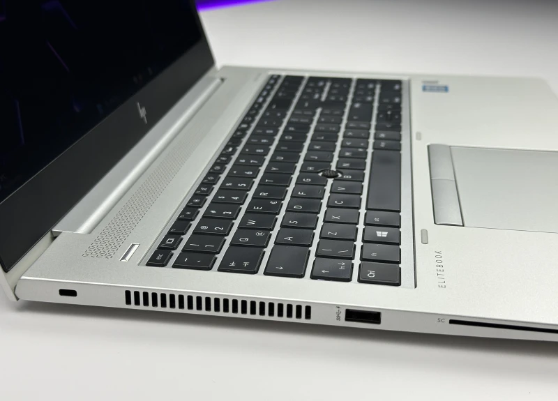 HP EliteBook 850 G5 z procesorem i7-8650U, ekranem 15.6" FHD i Intel UHD Graphics 620. Biznesowy laptop z aluminiową obudową.