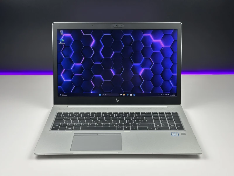 HP EliteBook 850 G5 z procesorem i7-8650U, ekranem 15.6" FHD i Intel UHD Graphics 620. Biznesowy laptop z aluminiową obudową.