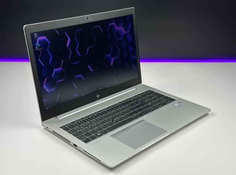 HP EliteBook 850 G5 z procesorem i7-8650U, ekranem 15.6" FHD i Intel UHD Graphics 620. Biznesowy laptop z aluminiową obudową.
