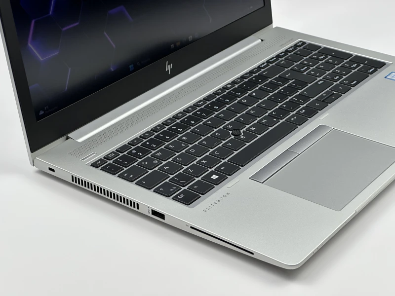 HP EliteBook 850 G5 z procesorem i7-8650U, ekranem 15.6" FHD i Intel UHD Graphics 620. Biznesowy laptop z aluminiową obudową.