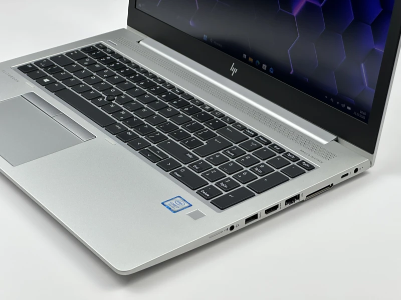 HP EliteBook 850 G5 z procesorem i7-8650U, ekranem 15.6" FHD i Intel UHD Graphics 620. Biznesowy laptop z aluminiową obudową.