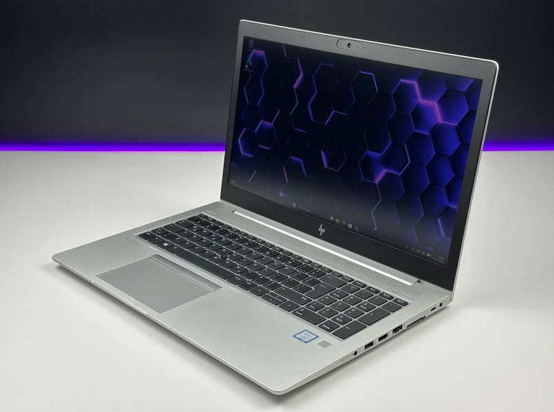 HP EliteBook 850 G5 z procesorem i7-8650U, ekranem 15.6" FHD i Intel UHD Graphics 620. Biznesowy laptop z aluminiową obudową.