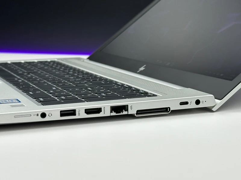 HP EliteBook 850 G5 z procesorem i7-8650U, ekranem 15.6" FHD i Intel UHD Graphics 620. Biznesowy laptop z aluminiową obudową.